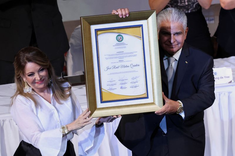 © Reuters. Panama's President-elect Jose Raul Mulino receives from the President of the National Scrutiny Board (JNE) Nivia Rossana Castrellon, the certificate that formally installs him as the country's next president, in Panama City, Panama May 9, 2024. REUTERS/Aris Martinez