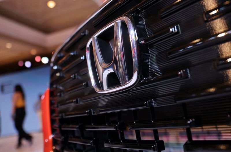 &copy; Reuters. FILE PHOTO: Honda's logo is seen on the front grill of the new SUV Elevate, during its world premiere, at an event in New Delhi, India, June 6, 2023. REUTERS/Anushree Fadnavis/File Photo