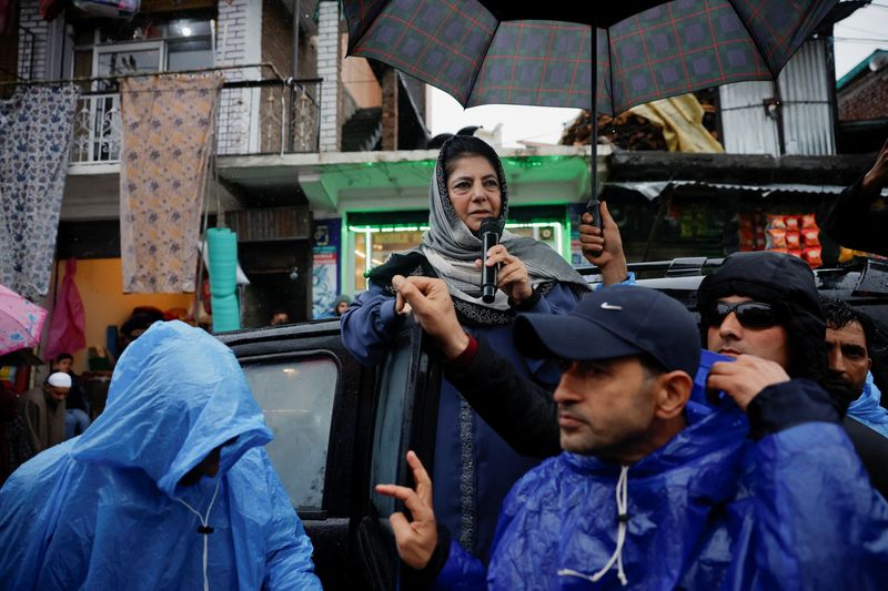 &copy; Reuters. Mehbooba Mufti, former chief minister of Jammu and Kashmir and President of Peoples Democratic Party (PDP), addresses an election campaign rally, during the ongoing general election, in south Kashmir's Anantnag district April 29, 2024. REUTERS/Sharafat Al