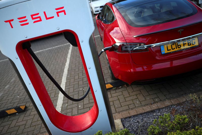 &copy; Reuters. FILE PHOTO: A Tesla car is charged at a Tesla dealership in West Drayton, just outside London, Britain, February 7, 2018. REUTERS/Hannah McKay/File Photo