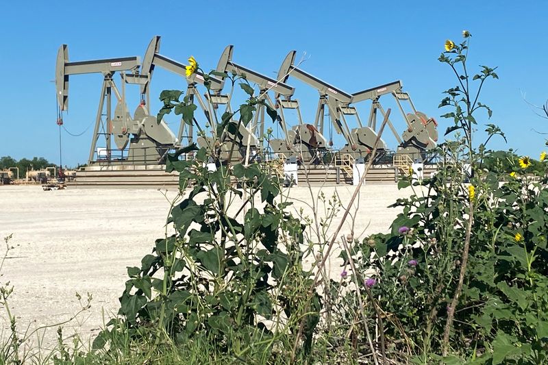 &copy; Reuters. Un pozzo della Marathon Oil, mentre l'attività petrolifera e del gas cala nel giacimento di Eagle Ford Shale a causa della pandemia di coronavirus (COVID-19) e del calo della domanda di petrolio a livello globale, in Texas, Stati Uniti, 18 maggio 2020. R