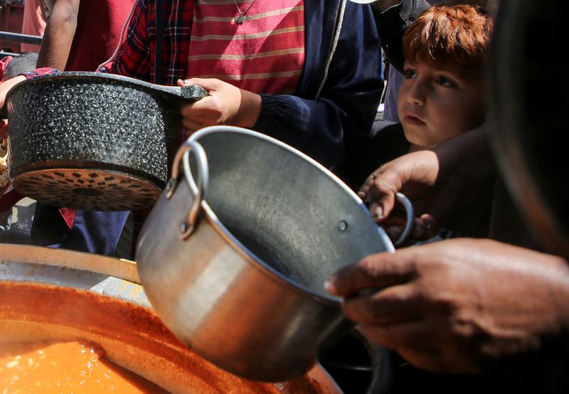 &copy; Reuters. Palestinos aguardam para receber alimento feito por cozinha de instituição de caridade no sul da Faixa de Gaza
08/05/2024 REUTERS/Hatem Khaled