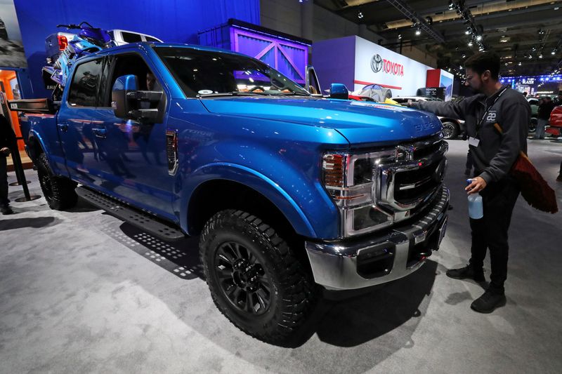© Reuters. A worker polishes a 2020 Ford Super Duty F350 4X4 truck at the Canadian International Auto Show in Toronto, Ontario, Canada February 18, 2020.   REUTERS/Chris Helgren/File Photo