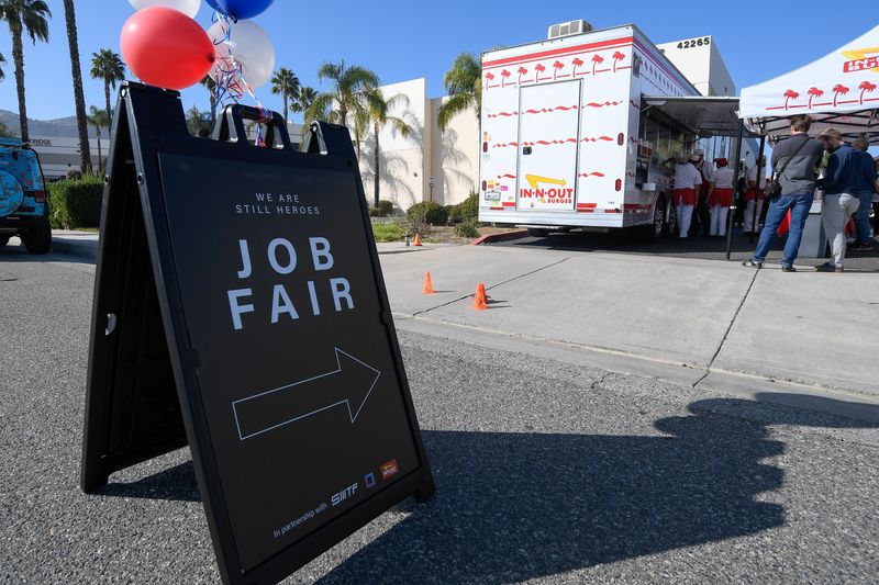 © Reuters. A sign sits in front of a job fair for employees who are not vaccinated against the coronavirus disease (COVID-19) in Temecula, California, U.S., December 4, 2021. REUTERS/Denis Poroy/File Photo