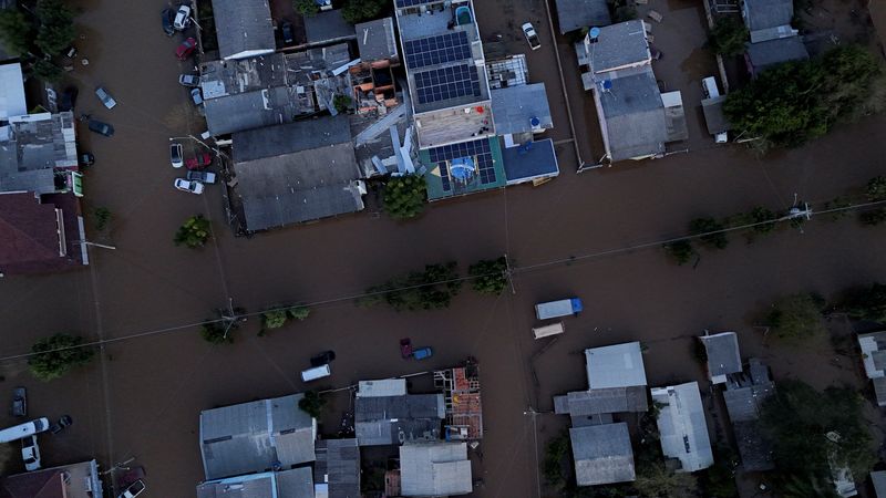 &copy; Reuters. A drone view shows the Brazilian flag painted on a house as streets are flooded in Eldorado do Sul, Rio Grande do Sul state, Brazil, May 9, 2024. REUTERS/Amanda Perobelli