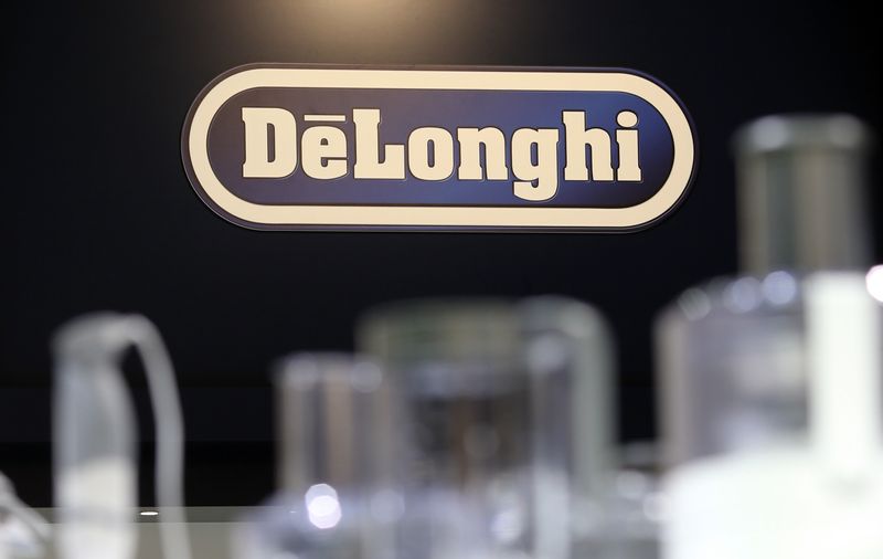 &copy; Reuters. Il logo di DeLonghi è visibile durante la fiera dell'elettronica Ifa a Berlino. REUTERS/Hannibal Hanschke