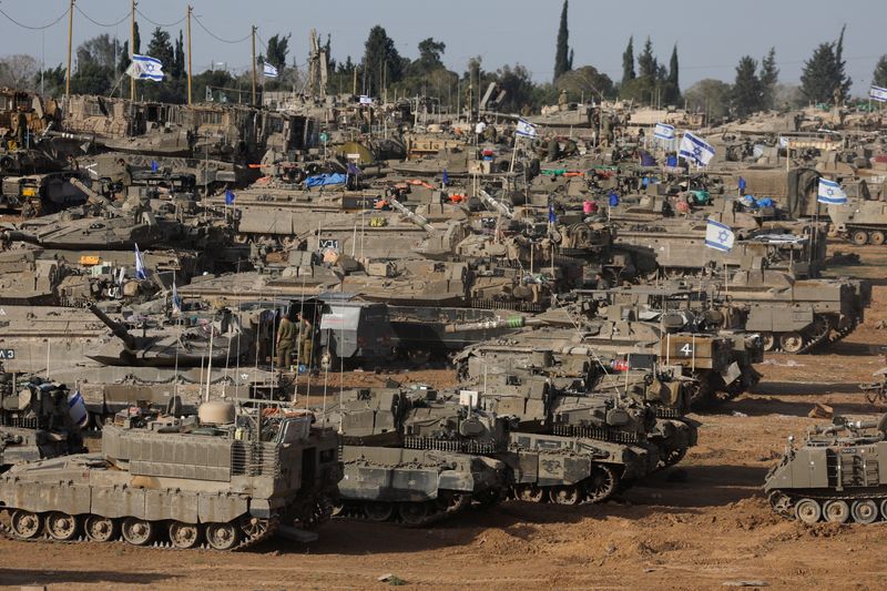 &copy; Reuters. Veicoli militari israeliani vicino al confine tra Israele e Gaza, nel corso del conflitto in corso tra Israele e il gruppo islamista palestinese Hamas, nel sud di Israele, 9 maggio 2024. REUTERS/Amir Cohen