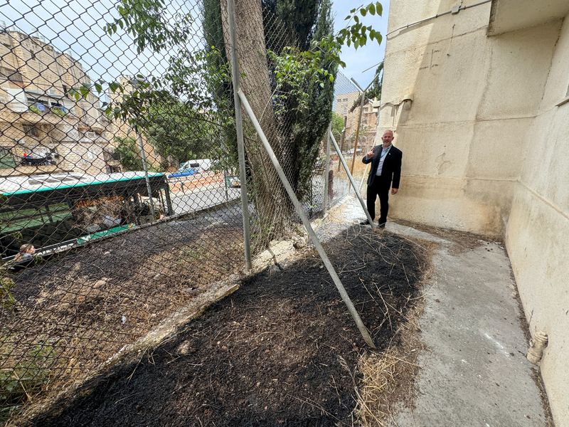 &copy; Reuters. Adam Bouloukos mostra local incendiado perto da sede da UNRWA em Jerusalém
 10/5/2024    REUTERS Sinan Abu Mayzer