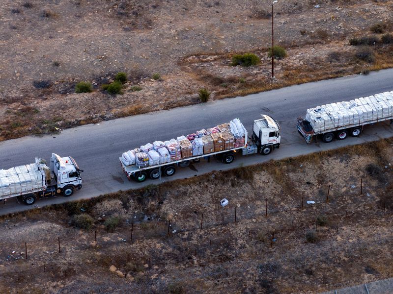 &copy; Reuters. FILE PHOTO: A drone picture of part of a line of trucks waiting on an Egyptian road along the border with Israel, near the Rafah border crossing with the Gaza Strip May 2, 2024. REUTERS/Oren Alon/File Photo