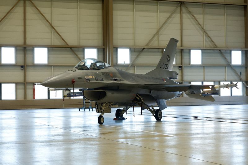 © Reuters. FILE PHOTO: A general view of an F-16, on the day of a visit from Ukrainian President Volodymyr Zelenskiy, in Eindhoven, Netherlands, August 20, 2023. REUTERS/Piroschka van de Wouw/File Photo
