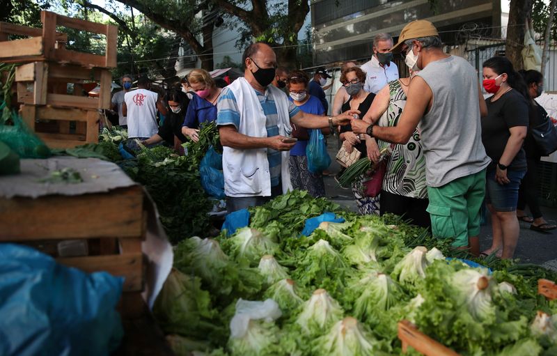 &copy; Reuters. Consumers shop at a weekly street market in Rio de Janeiro, Brazil, September 2, 2021. REUTERS/Ricardo Moraes/File Photo
