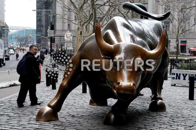 &copy; Reuters. La statua Charging Bull fotografata a Wall Street. New York. 16 gennaio 2019. REUTERS/Carlo Allegri/File Photo