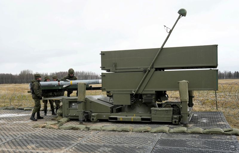 © Reuters. FILE PHOTO: Spanish army servicemen prepare NASAMS medium-range ground-based air defence rocket launcher, in Lielvarde air base, Latvia March 29, 2023. REUTERS/Ints Kalnins/File Photo