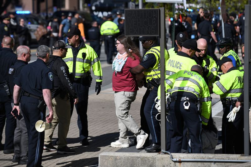 © Reuters. Police detain pro-Palestinian protesters as they block the entrance to the Stata Center parking garage at MIT while demanding the university divest from Israel, among other demands, in Cambridge, Massachusetts, U.S. May 9, 2024. REUTERS/Nicholas Pfosi