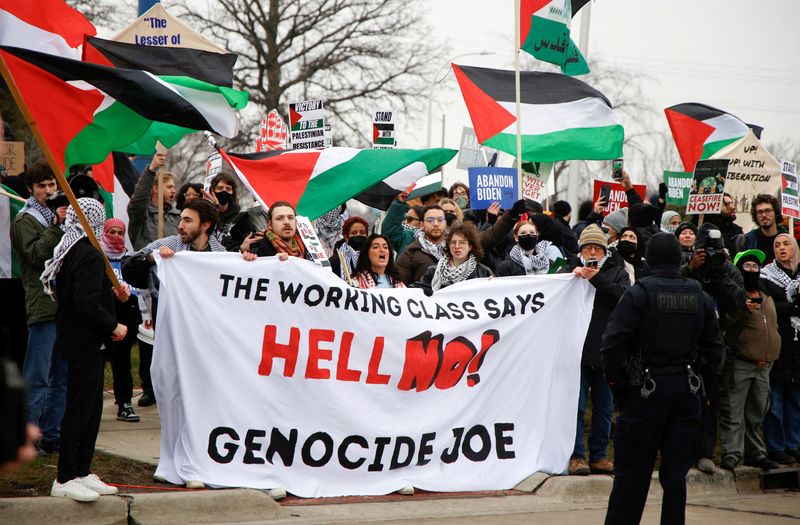 &copy; Reuters. Manifestantes pedem cessar-fogo em Gaza durante visita do presidente dos EUA, Joe Biden, em Warren, Michigan
01/02/2024
REUTERS/Rebecca Cook