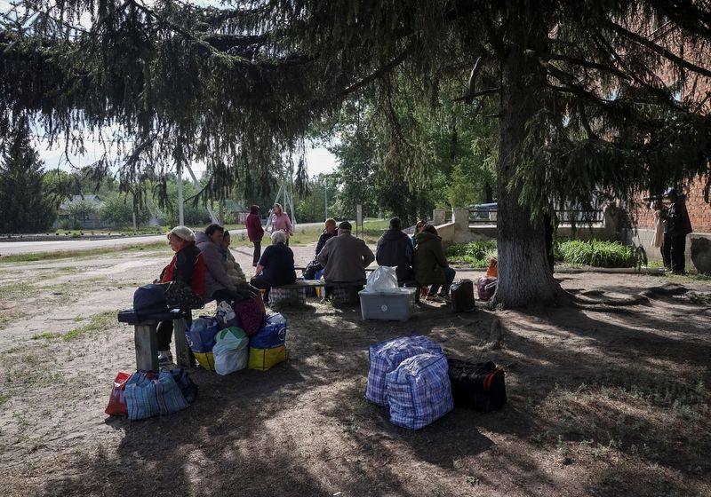 &copy; Reuters. Residents from Vovchansk and nearby villages wait for buses amid an evacuation to Kharkiv due to Russian shelling, amid Russia's attack on Ukraine, at an undisclosed location near the town of Vovchansk in Kharkiv region, Ukraine May 10, 2024. REUTERS/Vyac
