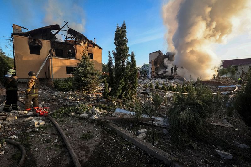 &copy; Reuters. Bombeiros trabalham no local de ataque com mísseis russos em Kharkiv, Ucrânia
10/05/2024
REUTERS/Vyacheslav Madiyevskyy