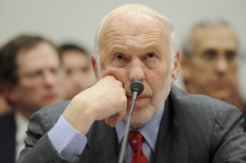 © Reuters. FILE PHOTO: Hedge fund director James Simons, director of Renaissance Technologies LLC, testifies before a US House Oversight and Government Reform Committee hearing on the regulation of hedge funds, on Capitol Hill in Washington, November 13, 2008.  REUTERS/Jonathan Ernst/File Photo