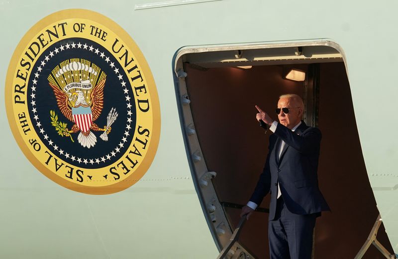 &copy; Reuters. U.S. President Joe Biden looks out from Air Force One upon his arrival, in Mountain View, California, U.S., May 9, 2024.  REUTERS/Kevin Lamarque