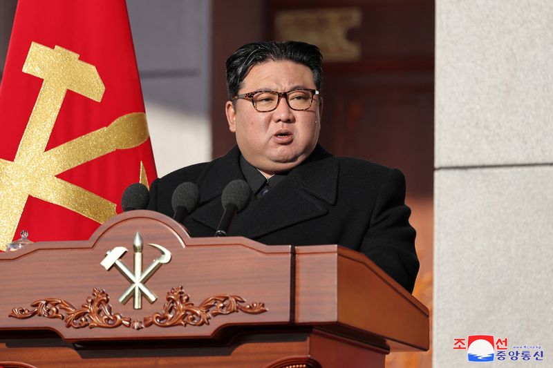 &copy; Reuters. Líder norcoreano Kim Jong Un visita o Ministério de Defesa Nacional por aniversário da fundação do Exército Popular da Coreia em Pyongyang, Coreia do Norte
09/02/2024
KCNA vía REUTERS