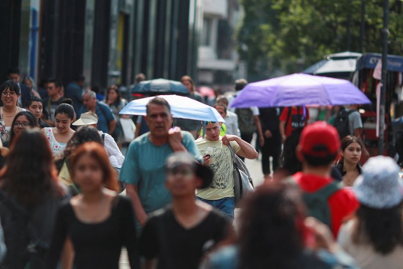 &copy; Reuters. Pessoas se protegem com guarda-chuvas durante altas temperaturas na Cidade do México, México
09/05/2024
REUTERS/Henry Romero