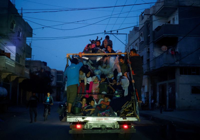 &copy; Reuters. Palestinians ride on a vehicle as they flee Rafah after Israeli forces launched a ground and air operation in the eastern part of the southern Gaza City, amid the ongoing conflict between Israel and Hamas, in Rafah, in the southern Gaza Strip May 9, 2024.