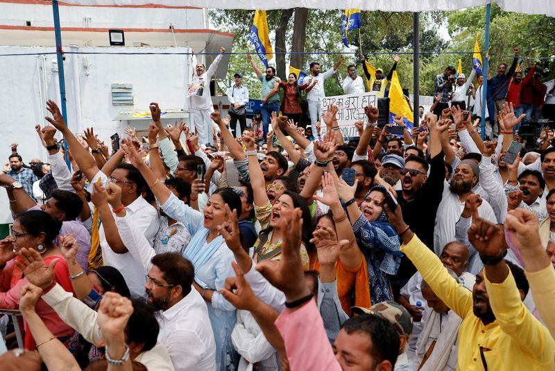 &copy; Reuters. Supporters cheer during a press conference by Delhi Chief Minister Arvind Kejriwal at the Aam Admi Party headquarters after India's Supreme Court gave temporary bail to the AAP national conveyor in a liquor policy case, in New Delhi, India, May 11, 2024. 