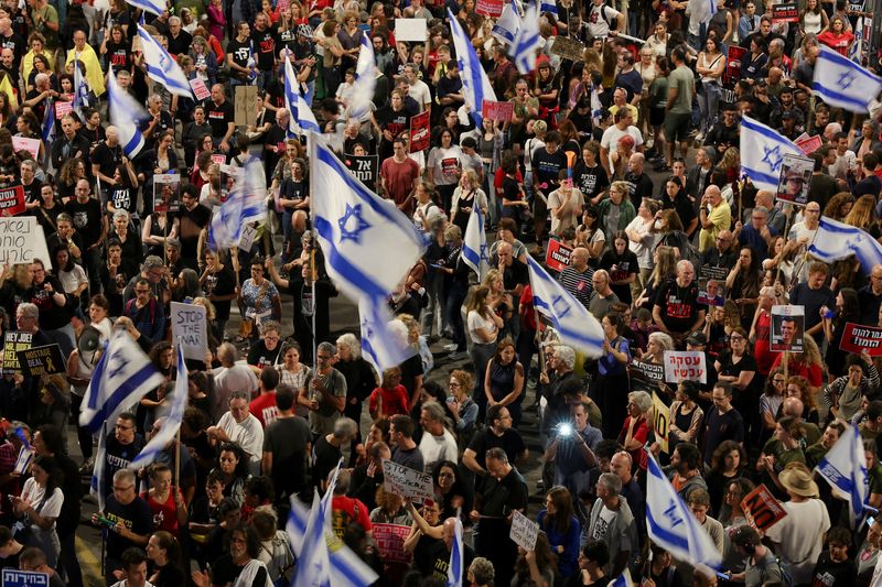 &copy; Reuters. People attend a protest against Israeli Prime Minister Benjamin Netanyahu's government, amid the ongoing conflict in Gaza between Israel and the Palestinian Islamist group Hamas, in Tel Aviv, Israel, May 11, 2024. REUTERS/Shannon Stapleton