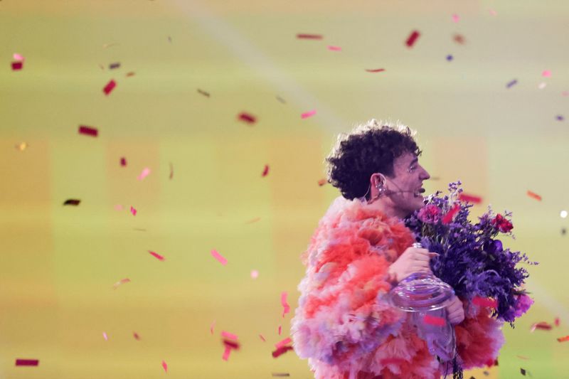 &copy; Reuters. Nemo representing Switzerland holds flowers after winning during the Grand Final of the 2024 Eurovision Song Contest, in Malmo, Sweden, May 11, 2024. REUTERS/Leonhard Foeger