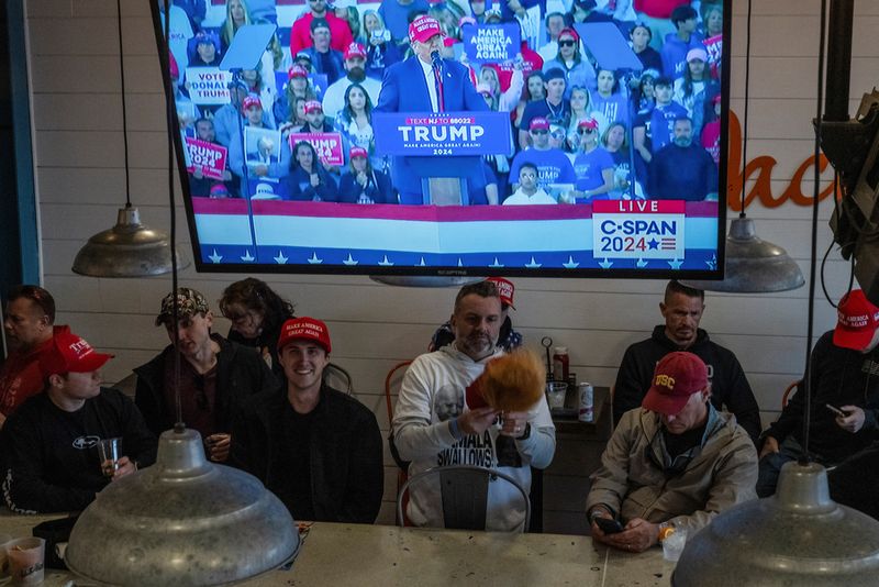 &copy; Reuters. Supporters watch a campaign rally for former U.S. president and Republican presidential candidate Donald Trump on a television, in Wildwood, New Jersey, U.S., May 11, 2024. REUTERS/Stephanie Keith