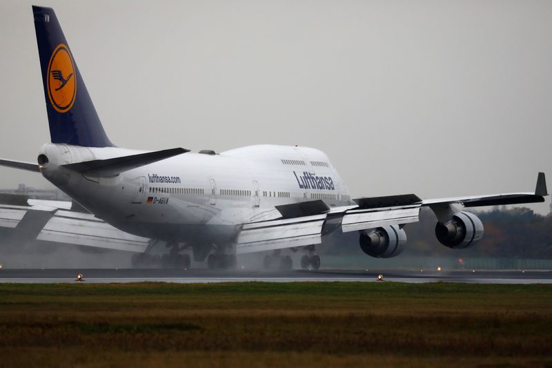 © Reuters. FILE PHOTO: Lufthansa Boeing 747-400 jumbo jet is seen at Tegel airport in Berlin, Germany, November 2, 2017. REUTERS/Axel Schmidt/File Photo