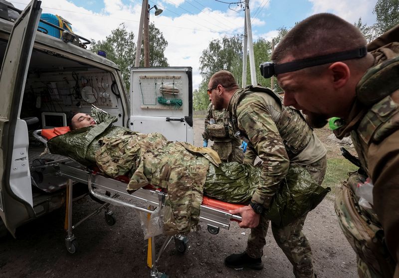 &copy; Reuters. Military paramedics treat a wounded Ukrainian service member, amid Russia's attack on Ukraine, near the town of Vovchansk in Kharkiv region, Ukraine May 12, 2024. REUTERS/Vyacheslav Madiyevskyy