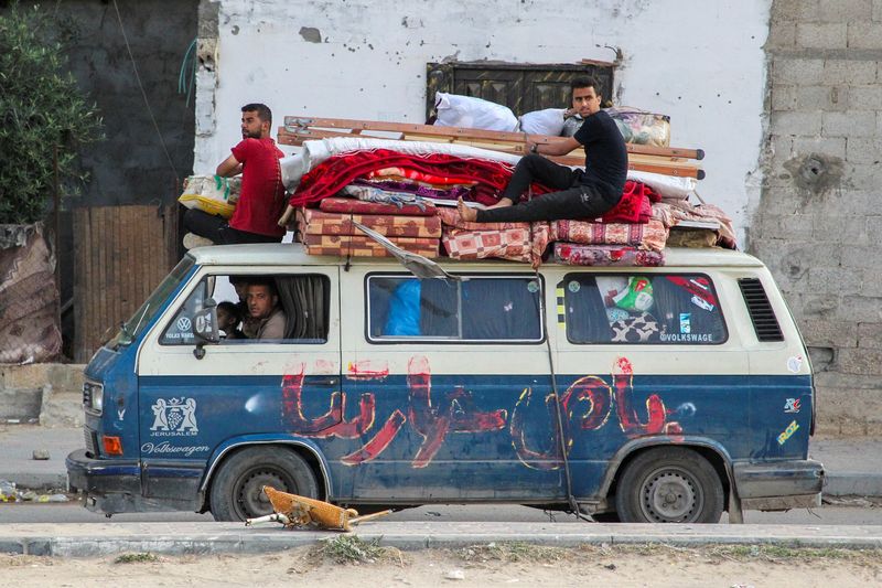 &copy; Reuters. Displaced Palestinians travel in a vehicle as they flee Rafah, after Israeli forces launched a ground and air operation in the eastern part of the southern Gaza city, amid the ongoing conflict between Israel and Hamas, in Rafah, in the southern Gaza Strip