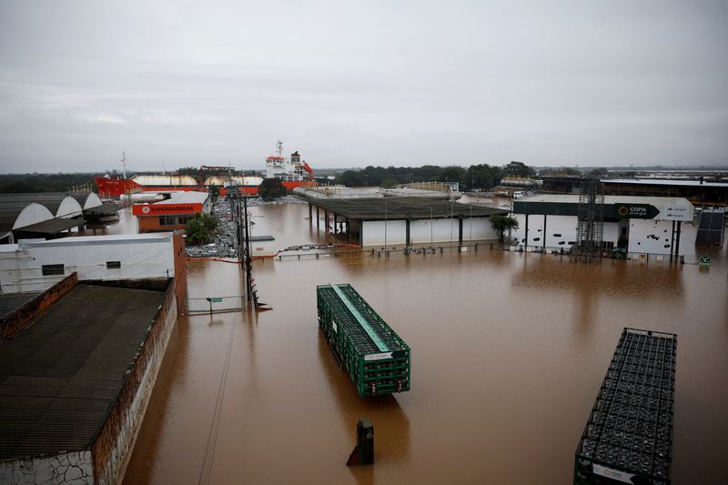 &copy; Reuters. A view shows gas cylinder deposit in a flooded area in Porto Alegre, Rio Grande do Sul state, Brazil May 12, 2024. REUTERS/Adriano Machado