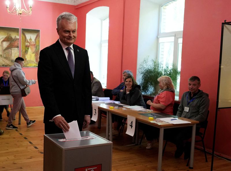 © Reuters. Lithuanian President Gitanas Nauseda casts his vote during a presidential election in Vilnius, Lithuania May 12, 2024. REUTERS/Ints Kalnins