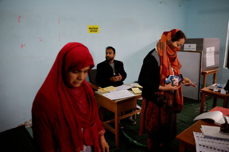&copy; Reuters. Election officers check the identity proof of voters at a polling station, during the fourth general election phase, in south Kashmir's Pulwama district, May 13, 2024. REUTERS/Sharafat Ali