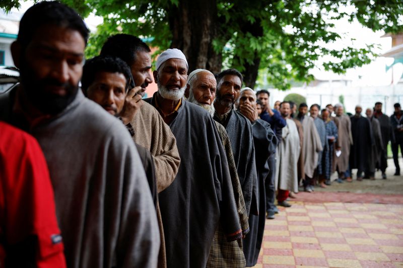 © Reuters. People stand in a queue to vote at a polling station, during the fourth general election phase, in south Kashmir's Pulwama district, May 13, 2024. REUTERS/Sharafat Ali