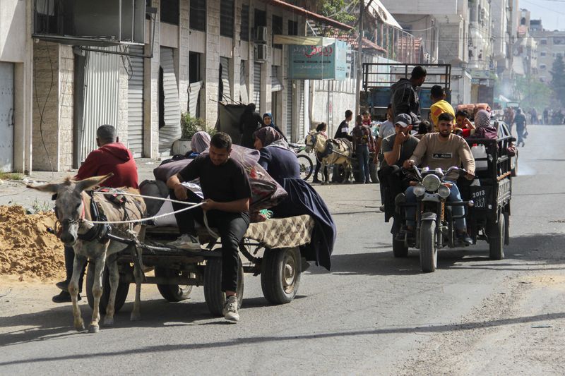 &copy; Reuters. Palestinesi sfollati, fuggiti da Jabalia dopo che l'esercito israeliano ha chiesto ai residenti di evacuare, si dirigono verso Gaza City, nel corso del conflitto in corso tra Israele e Hamas, 12 maggio 2024. REUTERS/Mahmoud Issa