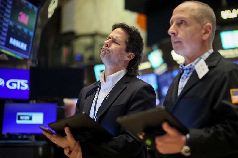 &copy; Reuters. Trader alla Borsa di New York (Nyse) a New York City, Stati Uniti, 8 maggio 2024.  REUTERS/Brendan McDermid