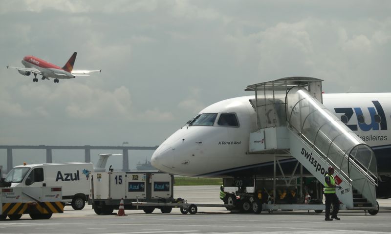 &copy; Reuters. Avião da Azul na pista do aeroporto Santos Dumont, no Rio de Janeiro, Brasil
11/03/2019
REUTERS/Sergio Moraes