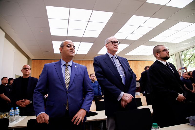 &copy; Reuters. Membros do partido Alternativa para a Alemanha (AfD) Roman Reusch e Peter Boehringer, acompanhados do advogado que representa a legenda, Christian Conrad, durante julgamento da sigla em Muenster
13/05/2024 REUTERS/Leon Kuegeler