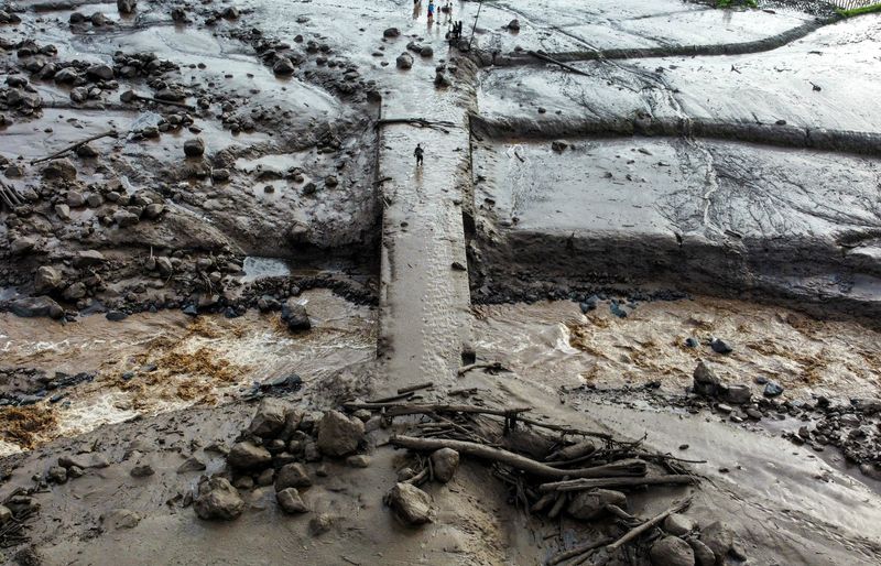 &copy; Reuters. Área afetada por enchente e deslizamentos em Tanah Datar
 12/5/2024     Antara Foto/Adi Prima/via REUTERS