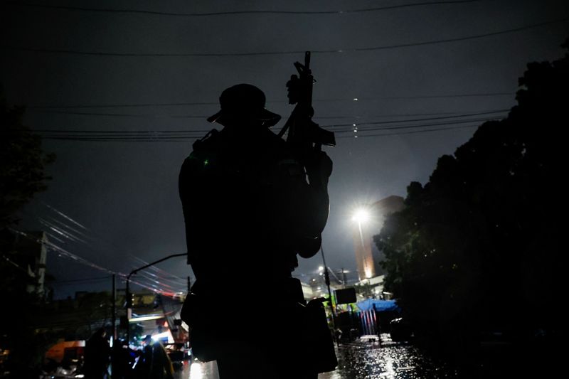 &copy; Reuters. Policial segura arma durante patrulha noturna de barco em Porto Alegre, no Rio Grande do Sul
12/05/2024
REUTERS/Adriano Machado