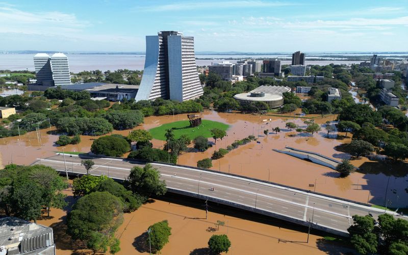 © Reuters. Vista aérea do centro de Porto Alegre inundado pelas chuvas
07/05/2024 REUTERS/Diego Vara