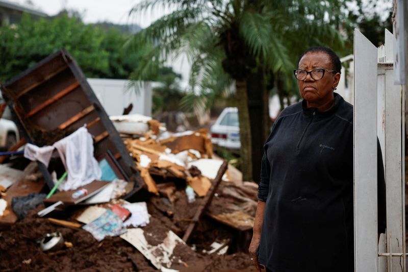 &copy; Reuters. Maria Marlene Venâncio na frente de sua casa que foi parcialmente destruída por alagamento em Muçum (RS)
11/05/2024
REUTERS/Adriano Machado