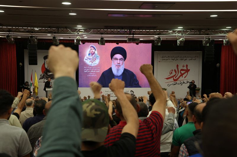 &copy; Reuters. Apoiadores do Hezbollah assistem a pronunciamento do líder do grupo, Sayyed Hassan Nasrallah
13/05/2024
REUTERS/Mohamed Azakir