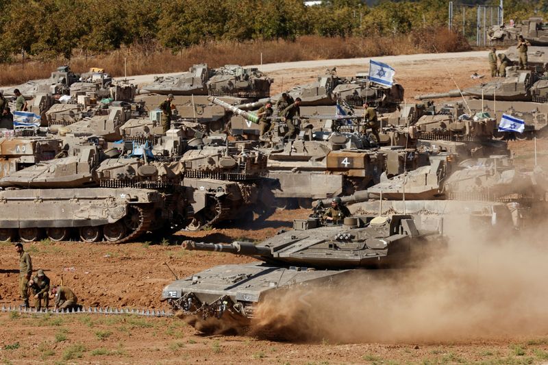 &copy; Reuters. Un carro armato israeliano manovra, nel conflitto in corso tra Israele e il gruppo islamista palestinese Hamas, vicino al confine tra Israele e Gaza, nel sud di Israele, 7 maggio 2024. REUTERS/Amir Cohen