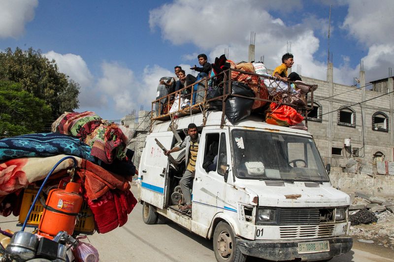 &copy; Reuters. Palestinesi sfollati viaggiano su un veicolo mentre fuggono da Rafah, dopo che le forze israeliane hanno lanciato un'operazione di terra e aria nella parte orientale della città di Gaza, nel corso del conflitto in corso tra Israele e Hamas, a Rafah, nel 