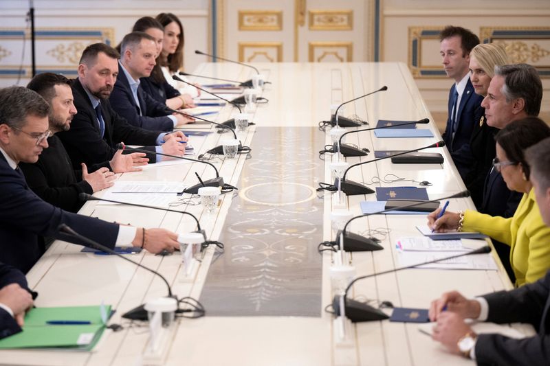&copy; Reuters. Ukraine's President Volodymyr Zelensky, Ukraine's Foreign Minister Dmytro Kuleba attend a meeting with US Secretary of State Antony Blinken in Kyiv on May 14, 2024.     BRENDAN SMIALOWSKI/Pool via REUTERS