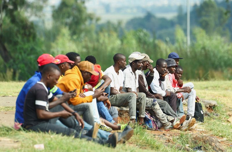 &copy; Reuters. FILE PHOTO: Job seekers wait beside a road for casual work offered by passing motorists in Eikenhof, south of Johannesburg, South Africa, March 4, 2024. REUTERS/Siphiwe Sibeko/File Photo